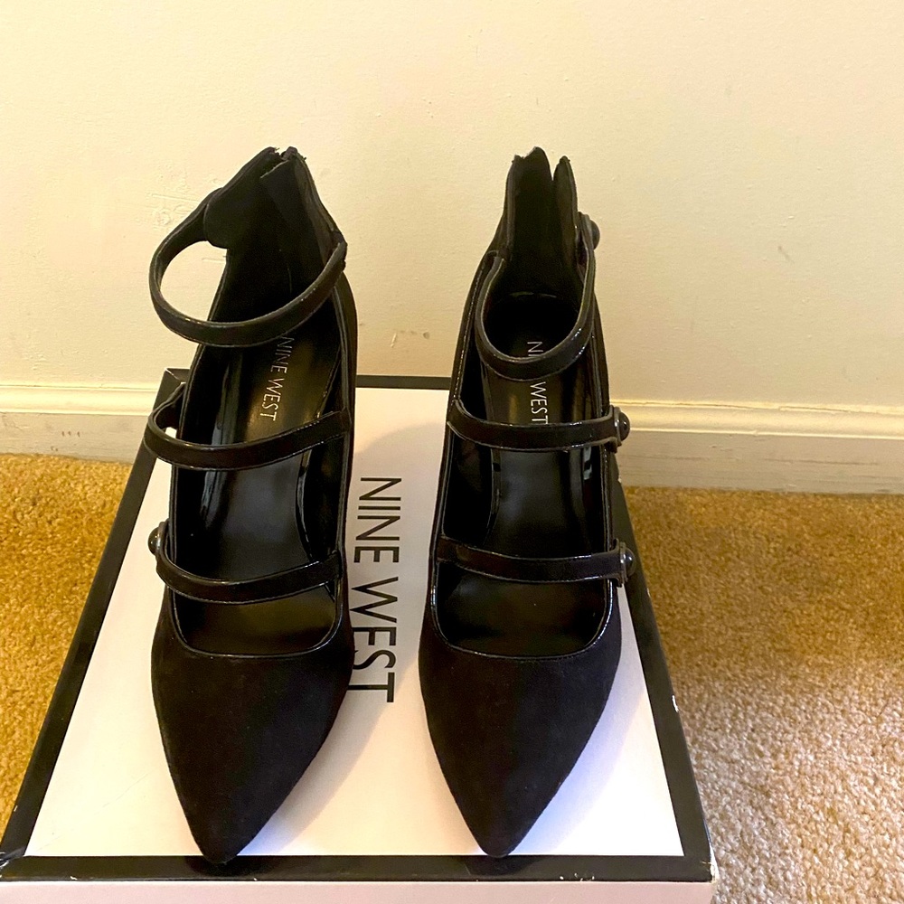 Nine West black fabric with black patent piping pumps.